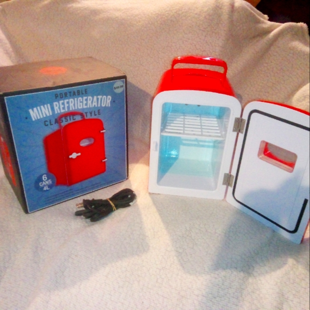 Portable Mini Refrigerator - 6 Cans